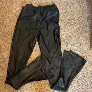Elastic faux leather leggings